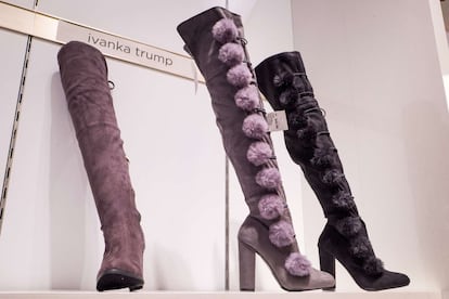Botas de la firma de Ivanka Trump en una tienda de Nueva York.