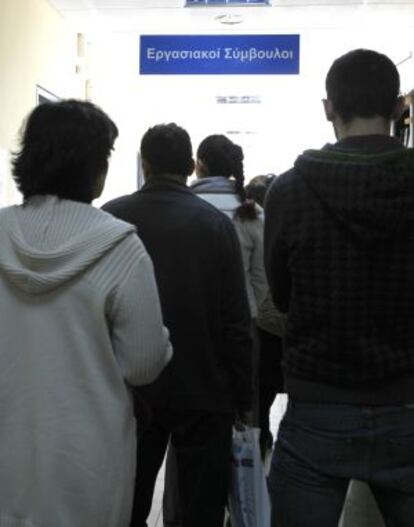 Interior de una oficina de empleo en Atenas.
