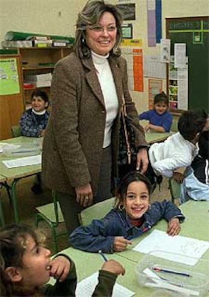 La consejera Marta Cid, durante una visita a una escuela.