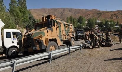 Fuerzas de seguridad turcas inspeccionan el lugar del atentado en Bingol, al sur del país.