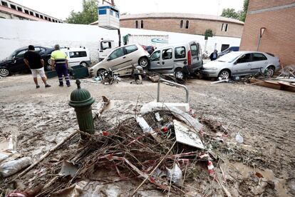 Varios coches permanecen amontonados tras haber sido arrastrados por las lluvias en Tafalla.