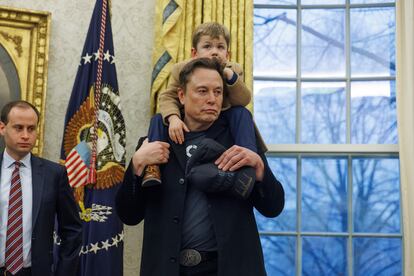 Elon Musk, con su hijo X en el Despacho Oval de la Casa Blanca.