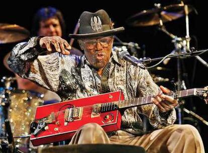 Bo Diddley, en plena actuación, durante un concierto en octubre de 2006.