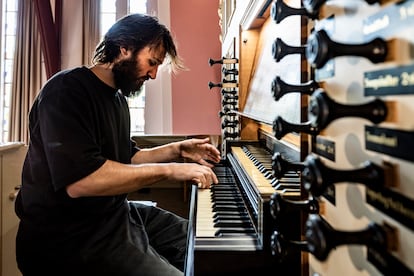 Jean Rondeau toca el primero de sus dos recitales de órgano con música de Louis Couperin en la Tuindorp Kerk de Utrecht el jueves por la mañana.