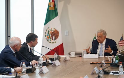 López Obrador en una reunión con Pete Buttigieg y Ken Salazar en Palacio Nacional (Ciudad de México), el 7 de junio.