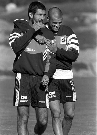 1996. Josep Guardiola i Luis Enrique xerren durant un entrenament de la selecció espanyola.
