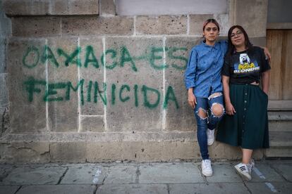 Meztli Jiménez y Paulina Córdova son dos de las fundadoras de La Campamenta, un colectivo de acompañantas de aborto en la capital del estado de Oaxaca, en el centro del país. Cada semana acompañan entre cinco y siete interrupciones de embarazo. La mayor parte de la población que las busca pertenece a zonas de los Valles Centrales de Oaxaca y las periferias de la ciudad.