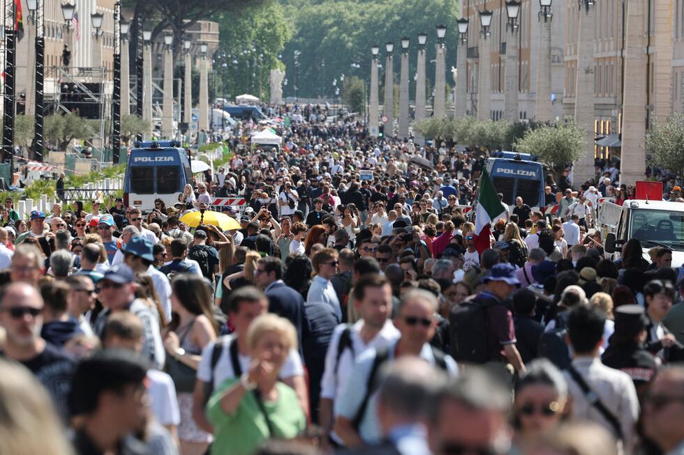 Una multitud de personas se han congregado este martes cerca de la Plaza de San Pedro, en el Vaticano.