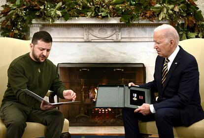 Zelenski entrega la medalla de un soldado a Biden en el Despacho Oval, este miércoles en la Casa Blanca.