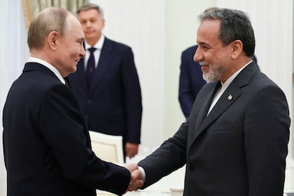 El presidente ruso, Vladímir Putin, saluda al ministro de Asuntos Exteriores iraní, Abbas Araghchi, en Moscú, este lunes.