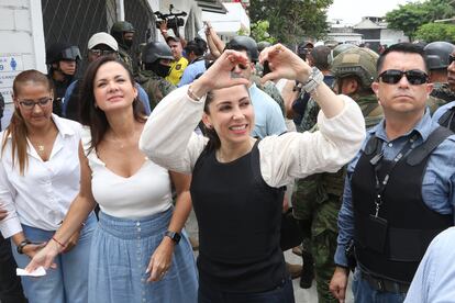 La candidata presidencial Luisa González saluda a sus seguidores al llegar a votar. La aspirante pidió a sus compatriotas que votasen "con memoria".
