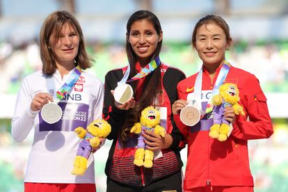 La medallista de plata, Katarzyna Zdzieblo, junto a la peruana Kimberly García (oro), y la china Shijie Qieyang (bronce), todas participantes en la prueba de 35 kilómetros marcha del Mundial de Atletismo de Oregón.