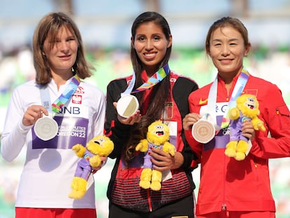 La medallista de plata, Katarzyna Zdzieblo, junto a la peruana Kimberly García (oro), y la china Shijie Qieyang (bronce), todas participantes en la prueba de 35 kilómetros marcha del Mundial de Atletismo de Oregón.