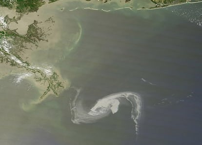 Una imagen tomada por satélite y distribuida por la NASA muestra una gran mancha de petróleo acercarse al Delta del Misisipi