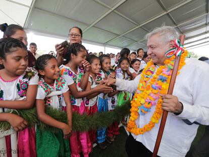 Andrés Manuel López Obrador saluda a unas niñas en Guerrero este domingo.