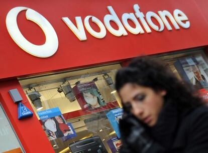 Un transeúnte, frente a una tienda de Vodafone.