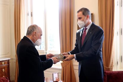 El rey Felipe VI hace entrega del Premio Cervantes 2019 al poeta Joan Margarit, en el palacio de Albéniz en Barcelona (España). Los Reyes se han desplazado de manera privada para entregar al poeta el Premio Cervantes 2019 en un acto de carácter "íntimo y familiar", después de que no pudiera celebrarse la ceremonia el pasado 23 de abril debido a la pandemia.