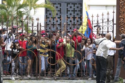 Cientos de personas ingresan a la fuerza al Palacio Legislativo para impedir una sesión especial en la que se discutiría un juicio político contra el presidente Nicolás Maduro. Varias personas resultaron heridas.