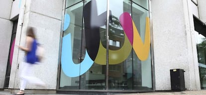 Logotipo de ITV en el exterior de los estudios de la cadena. 