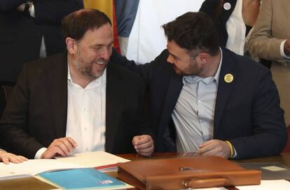 Oriol Junqueras (l) in Congress with fellow ERC member Gabriel Rufián.