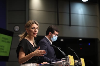 La vicepresidenta tercera del Gobierno y ministra de Trabajo y Economía Social, Yolanda Díaz, junto al secretario de Estado de Empleo, Joaquín Pérez Rey, este viernes en Madrid.