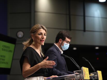 La vicepresidenta tercera del Gobierno y ministra de Trabajo y Economía Social, Yolanda Díaz, junto al secretario de Estado de Empleo, Joaquín Pérez Rey, este viernes en Madrid.