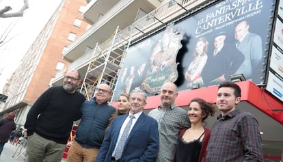 El elenco art&iacute;stico de &#039;El fantasma de Canterville&#039;, con Joan Pera en el centro, ante el Condal. 