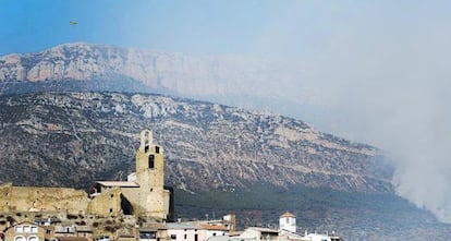 Incendio forestal que se ha declarado en una zona boscosa de la sierra del Montsec d’Ares, en el término municipal de Àger (Noguera).