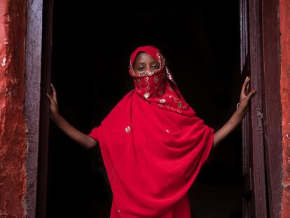 Saada (nombre ficticio) vive con sus hermanos, padres y abuelos paternos en una casa tradicional harari en la ciudad amurallada de Harar, en el este de Etiopía. Asiste a un club en su escuela, que permite a las niñas y los niños hablar abiertamente sobre cuestiones femeninas, desde el matrimonio infantil y la mutilación genital hasta la menstruación o la falta de agua y saneamiento.