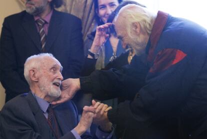 José Luis Sampedro recibe el saludo de Héctor Alterio ante la ministra de Cultura.