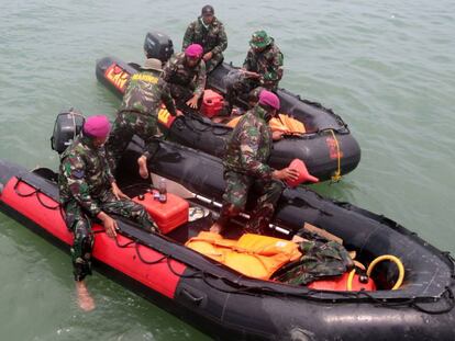 Miembros del equipo de rescate buscan este miércoles los restos del avión siniestrado este lunes en el mar de Java (Indonesia).