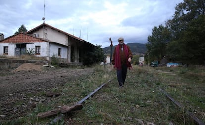 Juan Carlos López, president of the Milana Bonita citizen’s platform at the station in Hervás, which has been without a rail service since the 1980s.