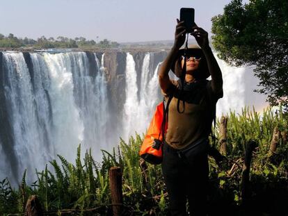 Una turista se fotografía en el lado zimbabués de las cataratas Victoria, formadas por el río Zambeze.
