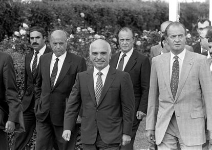 El rey Hussein de Jordania y el rey Juan Carlos durante su entrevista en el palacio de la Zarzuela en 1990. El rey de Jordania se encontraba en una gira por diferentes países en su papel de mediador durante la guerra del Golfo. Detrás de ellos, Francisco Fernández Ordóñez ( i) y Sabino.