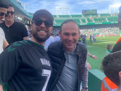 Adrián Ruiz junto a Nino, exfutbolista y mito del Elche CF.