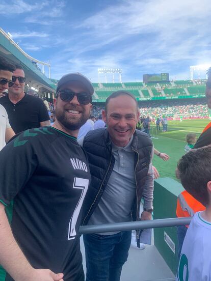 Adrián Ruiz junto a Nino, exfutbolista y mito del Elche CF.