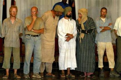 Turistas europeos liberados tras seis meses de secuestro, fotografiados en Bamako (Malí) en agosto de 2003.