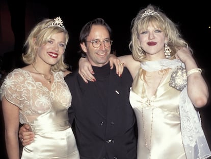 Amanda de Cadenet (l), Herb Ritts, and Courtney Love at the 'Vanity Fair' Oscar party in 1995