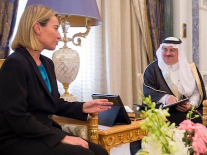 El rey Salman bin Abdulaziz, en un encuentro con una representante de la UE.