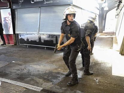 La policía persigue en La Boquería de Barcelona a los autores del atentado el día 17 de agosto.