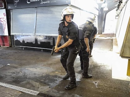 La policía persigue en La Boquería de Barcelona a los autores del atentado el día 17 de agosto.