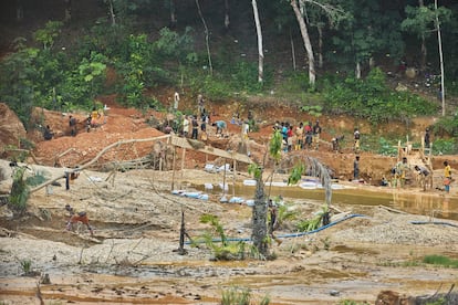 Explotación de oro al borde de la carretera al oeste de Ghana, cerca de la frontera con Costa de Marfil. A pesar de que muchas de estas pequeñas con ilegales, los jóvenes trabajan a plena luz del día. Desde la carretera se puede ver decenas de ellas.