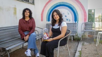 Raquel Silva León (i) y Ainara Trigo García (d), profesora y alumna del IES Cantely en la localidad sevillana de Dos Hermanas y ganadoras de un concurso antibullying de temática LGTBIQ+. FOTO: PACO PUENTES (EL PAÍS)
