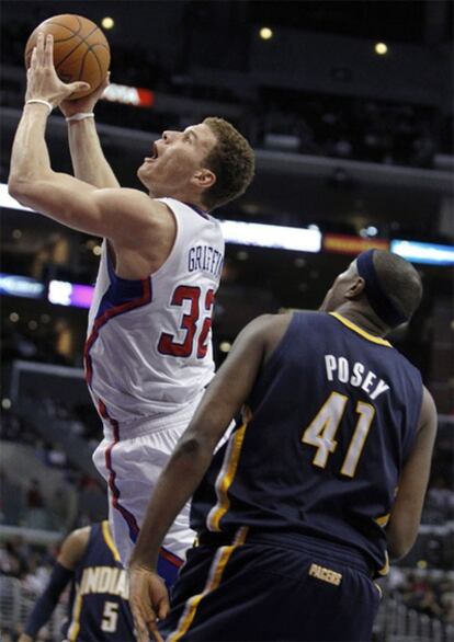 Blake Griffin en una jugada contra Posey, jugador de los Pacers de Indiana.