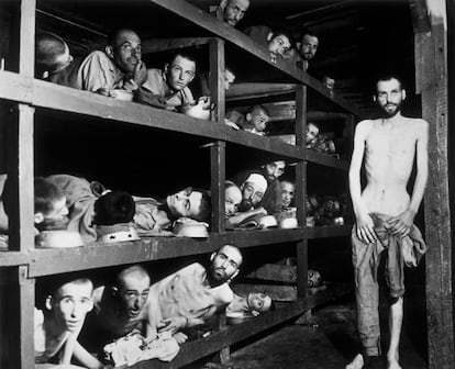 Víctimas del campo de concentración de Buchenwald, después de su liberación, el 16 de abril de 1945. Foto de H. Miller (Getty Images)