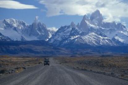 Vista de los grupos del Cerro Torre y Fitz Roy (derecha), en la Patagonia argentina.