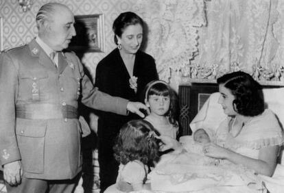 Francisco Franco con su esposa María del Carmen Polo visitan a su hija Carmen y sus tres hijos, el 20 de diciembre de 1954.