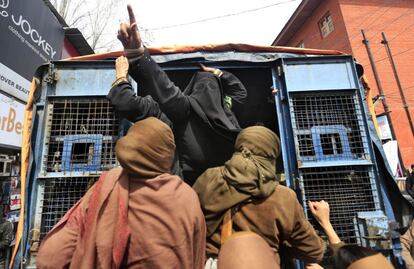 Activistas del Movimiento Masivo de Jammu y Cachemira (JKMM) gritan mientras suben a un furgón de la policía. Han sido detenidas durante una protesta para exigir conocer el paradero de jóvenes desaparecidos en Cachemira. Estas mujeres también tratan de convencer a la gente para boicotear las elecciones parlamentarias indias.