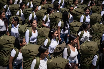 Mujeres reclutas del servicio militar voluntario durante la ceremonia de recibimiento en el batallón de Infantería Guardia Presidencial en Bogotá