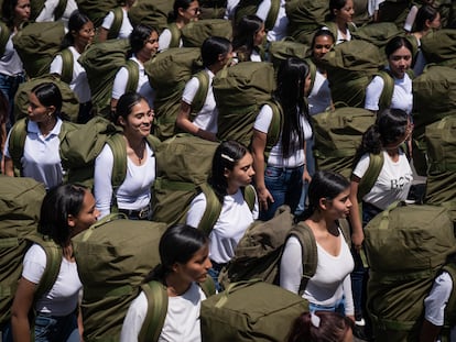 Mujeres reclutas del servicio militar voluntario durante la ceremonia de recibimiento en el batallón de Infantería Guardia Presidencial en Bogotá.